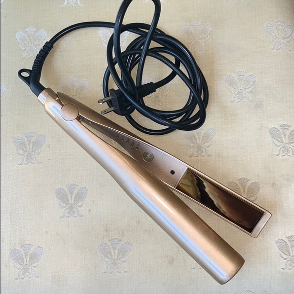Accessories - GUC hair straightener and curler